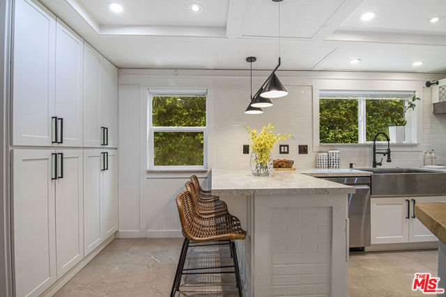 565 N Arden Boulevard, Los Angeles CA: https://media.crmls.org/mediaz/c36b9117-73dc-451d-a516-915f476f1b59.jpg