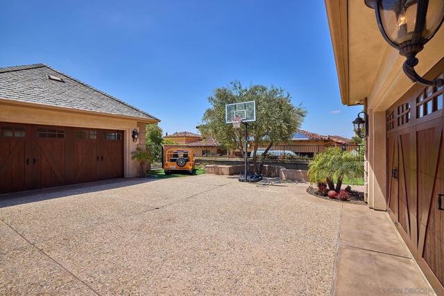 14460 Cheyenne Trl, Poway CA: https://media.crmls.org/mediaz/c36c7ef8-cb40-459d-aad6-dafce532bc05.jpg