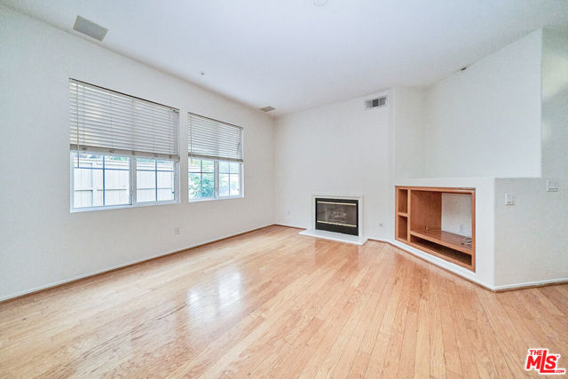 915 Somerville, Irvine CA: https://media.crmls.org/mediaz/c36cca2c-d6ec-401f-aabf-0753ac80aedc.jpg