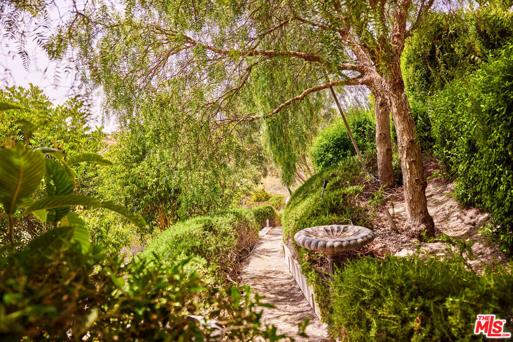 https://media.crmls.org/mediaz/c36d02da-978e-4f47-8d43-47ab83bf06a2.jpg?preset=X-Large