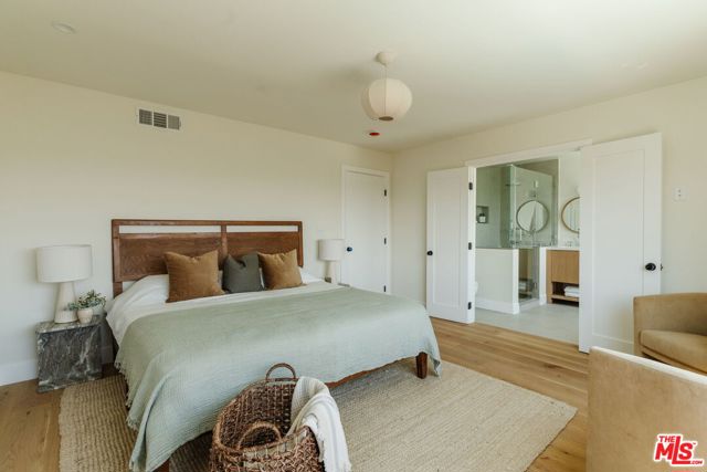 29204 Deep Shadow Drive, Agoura Hills CA: https://media.crmls.org/mediaz/c36df977-c93d-4f1c-8b01-5e7c70546f04.jpg