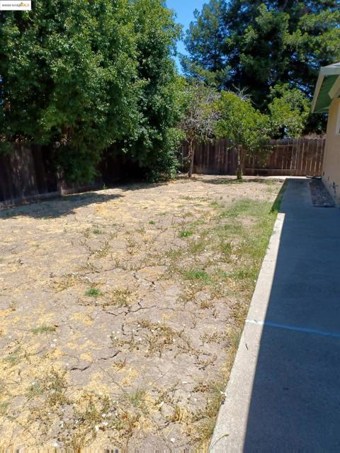 3163 S Francisco Way, Antioch CA: https://media.crmls.org/mediaz/c36e25fa-b6bd-4318-a3f2-55db0801b7d1.jpg