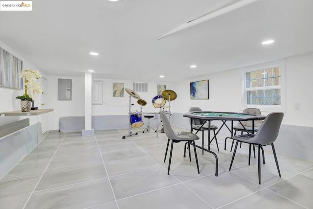 812 Foothill Blvd, Oakland CA: https://media.crmls.org/mediaz/c36f27d6-8b97-498c-a0a1-3cad48b1e713.jpg