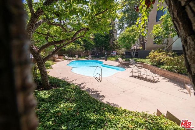 8110 Manitoba Street, Playa del Rey CA: https://media.crmls.org/mediaz/c36f5c79-0943-40f9-a609-ac0d0bddf827.jpg
