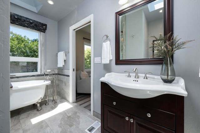 833 Linden Avenue, Burlingame CA: https://media.crmls.org/mediaz/c36f6aa5-377f-41d8-9a54-9db42a90d30d.jpg