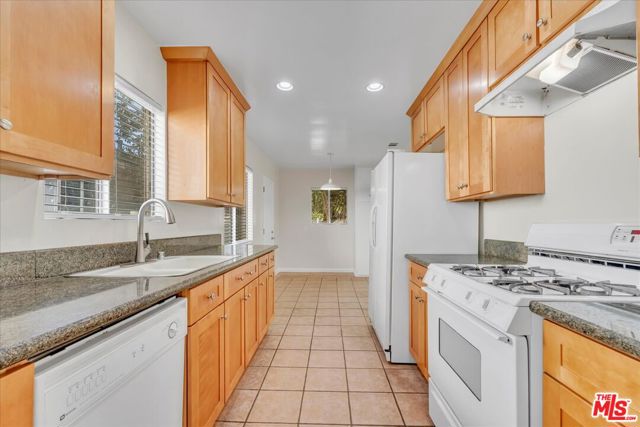 6649 Whitman Avenue, Lake Balboa CA: https://media.crmls.org/mediaz/c370ee4f-202a-4b59-9574-1caed716f490.jpg
