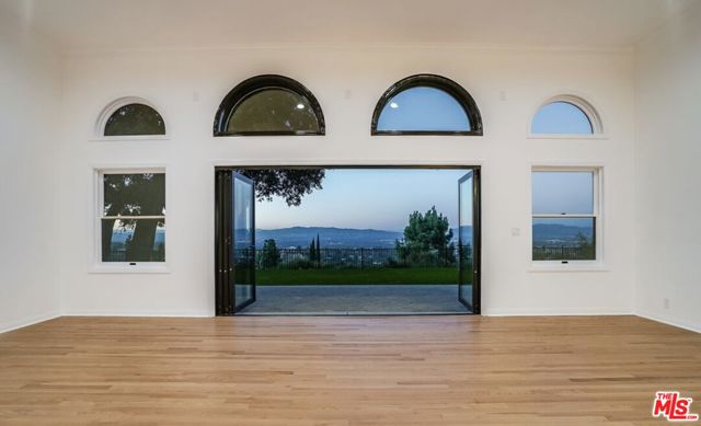 15851 Mulholland Place, Los Angeles CA: https://media.crmls.org/mediaz/c37171da-4c66-4dcc-99f9-f7452186e370.jpg