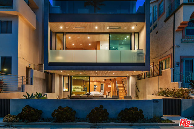 4016 The Strand, Manhattan Beach CA: https://media.crmls.org/mediaz/c372a43a-a869-40eb-aa7f-292e20a30d1c.jpg
