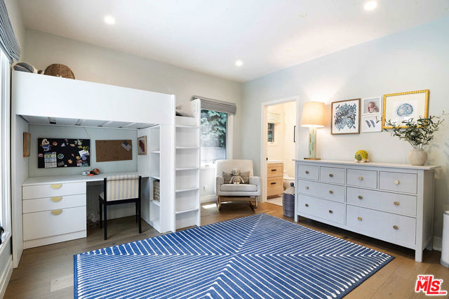 342 N Citrus Avenue, Los Angeles CA: https://media.crmls.org/mediaz/c3732520-ffad-4ab1-9124-ba92f025885b.jpg