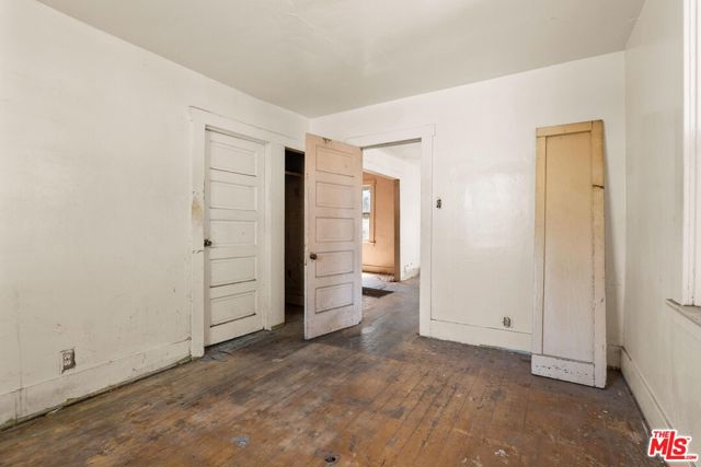 1925 19th Street, Santa Monica CA: https://media.crmls.org/mediaz/c373a388-9a77-42d3-846f-0649acbe5310.jpg