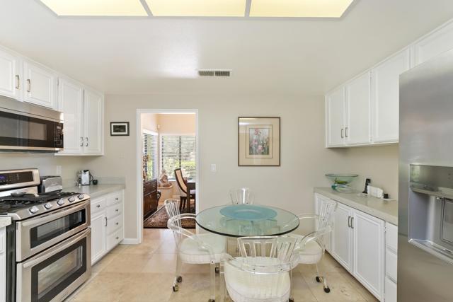 72416 Sommerset Drive, Palm Desert CA: https://media.crmls.org/mediaz/c3741fab-c10d-4765-957c-6213941b206a.jpg