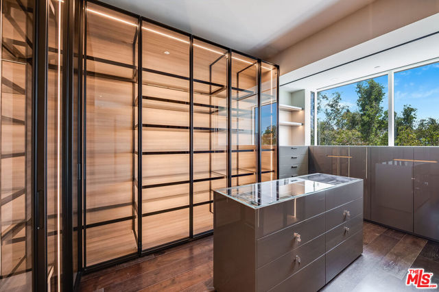 1200 Club View Drive, Los Angeles CA: https://media.crmls.org/mediaz/c374bdc9-dfac-4b09-bcb6-484f859e8fe0.jpg
