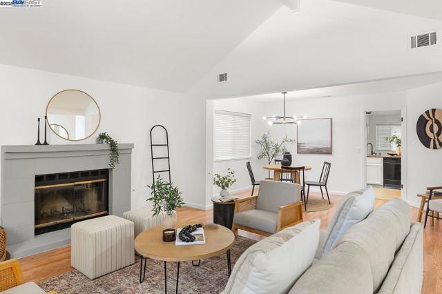 5917 Pine Vista Way, Elk Grove CA: https://media.crmls.org/mediaz/c374f7f2-8ee1-4a5c-b56f-71c60379db12.jpg