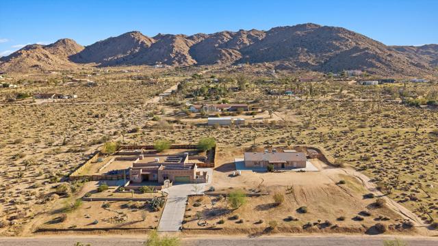 60377 Pueblo Trail, Joshua Tree CA: https://media.crmls.org/mediaz/c375a253-f379-4fd3-9f9e-eaef8944b21d.jpg