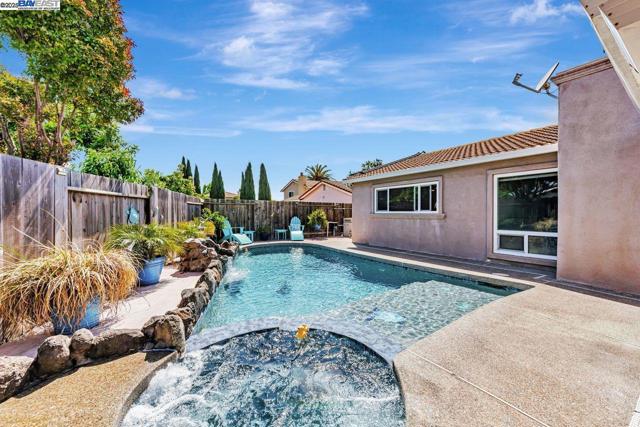 4318 Ellen Way, Union City CA: https://media.crmls.org/mediaz/c3770638-49e1-472a-b053-61f1909500f7.jpg