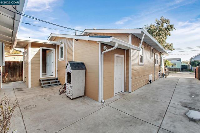 2027 83Rd Ave, Oakland CA: https://media.crmls.org/mediaz/c378cab0-e69a-45bb-8c62-595a92aa80f1.jpg