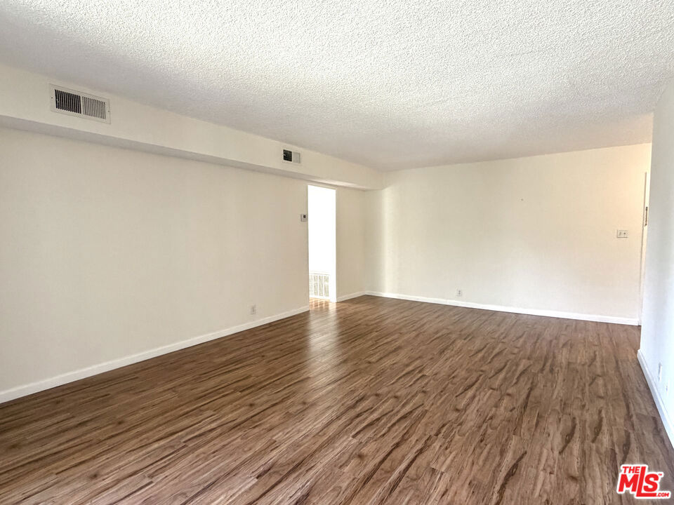 https://media.crmls.org/mediaz/c37a06b6-741a-4dbc-8247-7e1aa7a90e11.jpg?preset=X-Large