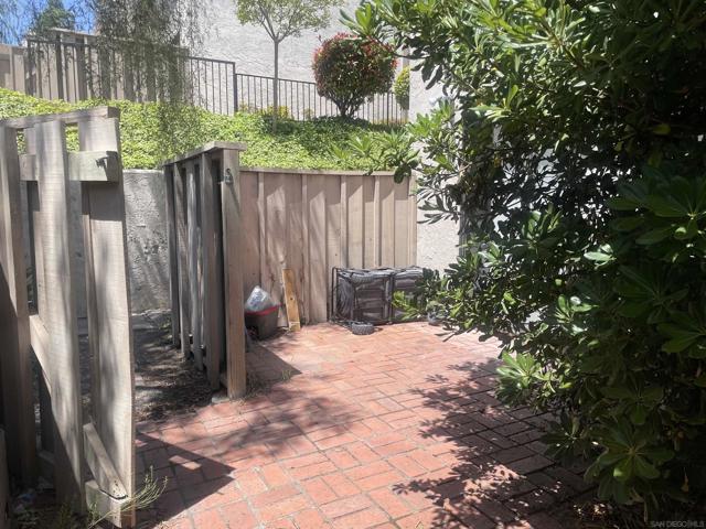 6815 Caminito Mundo, San Diego CA: https://media.crmls.org/mediaz/c37a64f2-a237-4f5d-8438-4dd7963d2921.jpg