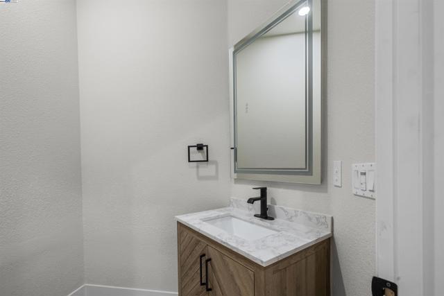 1060 swan river ct, Vacaville CA: https://media.crmls.org/mediaz/c37c84b8-6bff-4830-89b1-7c60a865e7d6.jpg