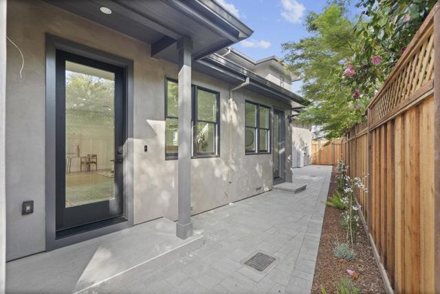 1303 American Way, Menlo Park CA: https://media.crmls.org/mediaz/c37c8fe0-2793-422c-b2fc-cb9a90278553.jpg