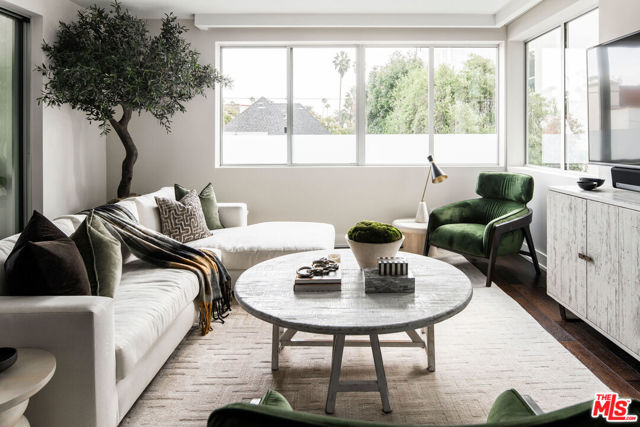 460 N Palm Drive, Beverly Hills CA: https://media.crmls.org/mediaz/c37d33d7-c58b-44fb-8df5-7b9e06b5e507.jpg