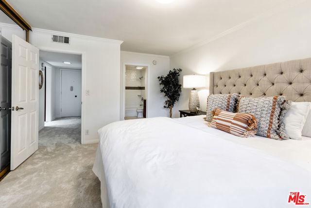 6700 Hillpark Drive, Los Angeles CA: https://media.crmls.org/mediaz/c37db6f7-4fe9-48a3-b2c7-db09b2feaaa6.jpg