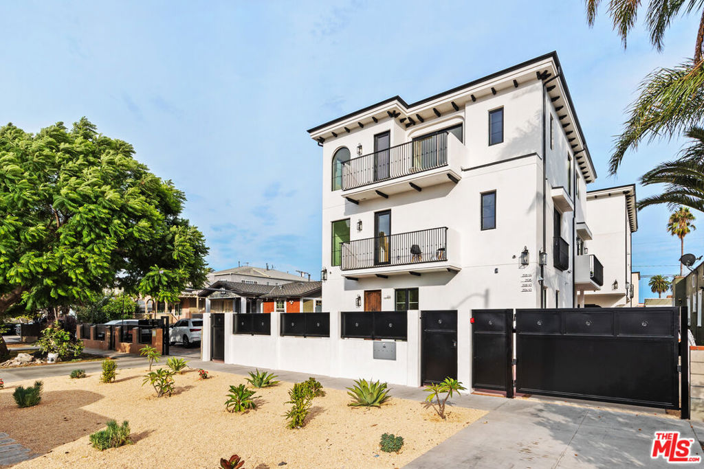 Multifamily at 2324 S Dunsmuir Avenue
