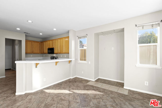 30319 Cedar Oak Lane, Castaic CA: https://media.crmls.org/mediaz/c37f4951-2bed-4a3d-804a-55e88ef88cb1.jpg