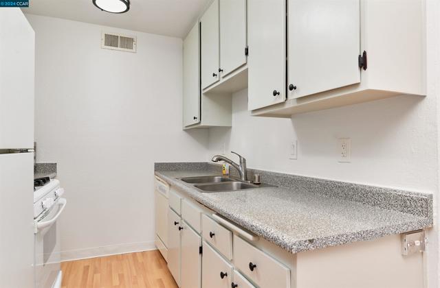 Image 11 of 23 For 1215 Kenwal Rd  D