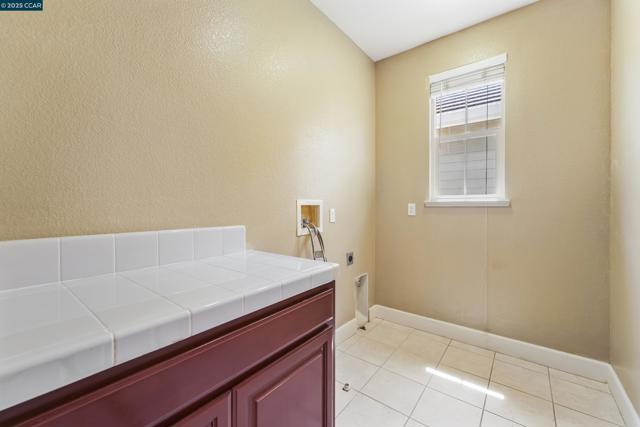 513 Lexington Dr, Vallejo CA: https://media.crmls.org/mediaz/c3806a46-e13b-4cb6-8a69-1bf79732a91e.jpg