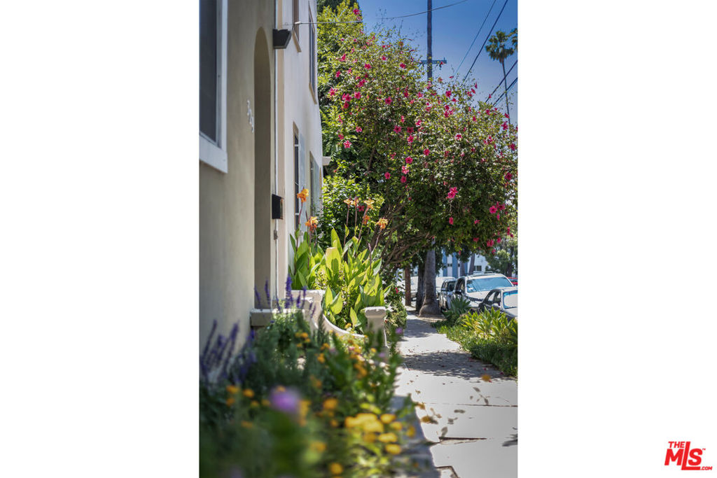 https://media.crmls.org/mediaz/c380d3bd-2878-4fb3-bae5-4ce271d97c45.jpg?preset=X-Large