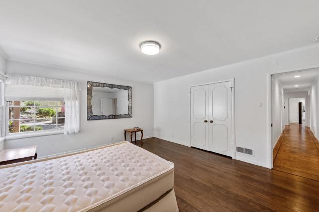 680 Fairway Circle, Hillsborough CA: https://media.crmls.org/mediaz/c381b5a1-1e1b-4af5-992b-3422022d8b00.jpg