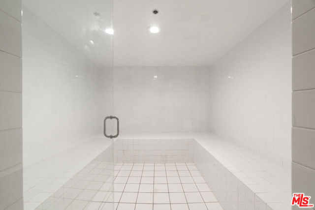 4050 Glencoe Avenue, Marina del Rey CA: https://media.crmls.org/mediaz/c3821f84-77f8-47b2-bc06-db46b1a602bf.jpg
