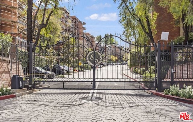 4752 Park Encino Lane, Encino CA: https://media.crmls.org/mediaz/c3828d29-5dcf-4418-84d7-8d3f5cd565de.jpg