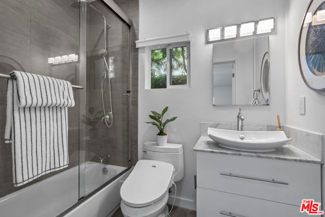 321 S Linden Drive, Beverly Hills CA: https://media.crmls.org/mediaz/c382d9a2-b1d7-469a-a91a-e61c40e72f05.jpg