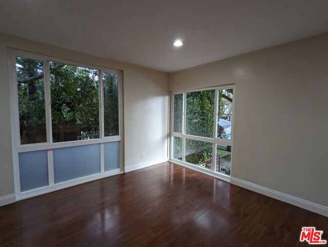 633 N Sweetzer Avenue, West Hollywood CA: https://media.crmls.org/mediaz/c38380b6-a46e-408c-90d9-05d6b9802cb7.jpg