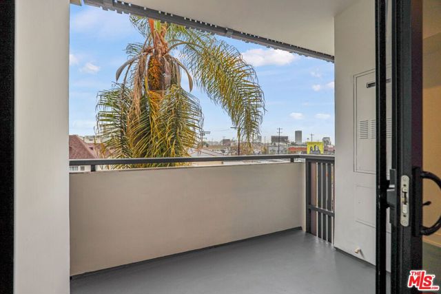 129 Kings, Los Angeles CA: https://media.crmls.org/mediaz/c383c5d4-5e38-4b94-9282-0d16d3720be6.jpg