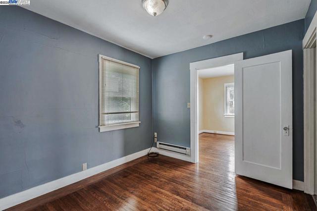 1560 Lincoln Ave #B, Alameda CA: https://media.crmls.org/mediaz/c38437b6-8626-4899-985b-3278a9a6a967.jpg