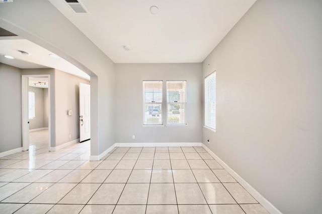 1069 Dry Creek Ct, Lathrop CA: https://media.crmls.org/mediaz/c384accc-be3f-48fa-b47f-e5a0ad76ffa3.jpg