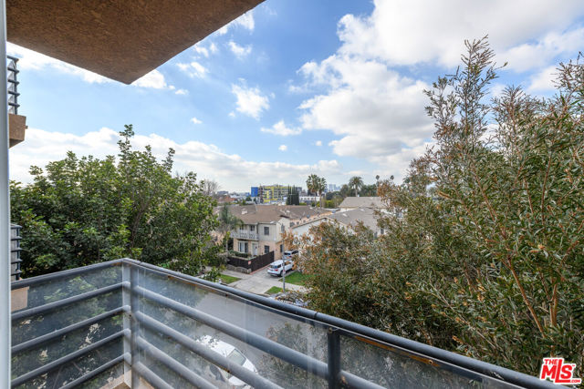 340 N Hayworth Avenue, Los Angeles CA: https://media.crmls.org/mediaz/c385bbfc-d861-4975-a069-223629bca3d6.jpg