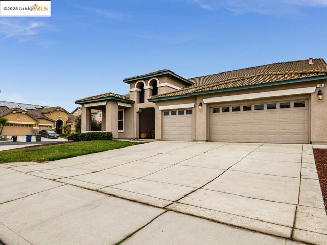10 Da Vinci Ct, Oakley CA: https://media.crmls.org/mediaz/c385e2e6-0a03-40fb-b3ed-5cbf84422cc7.jpg