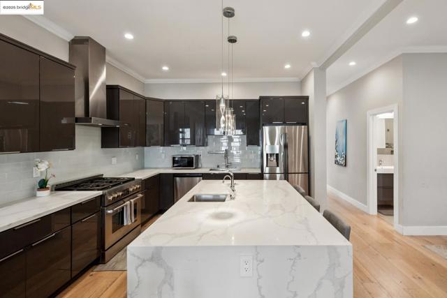 1537 Revere AVE, San Francisco CA: https://media.crmls.org/mediaz/c38614bf-a9ac-4d4a-8bbe-023b37dfc0bc.jpg