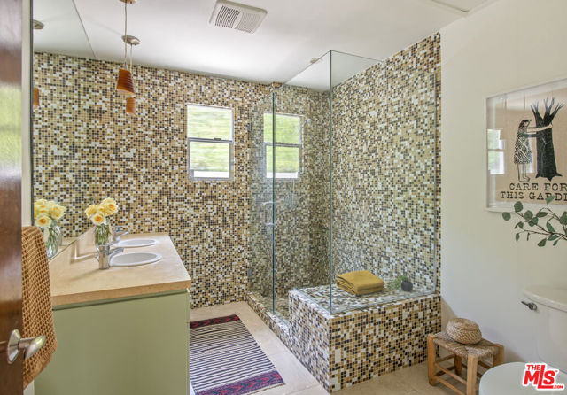 4947 Varna Avenue, Sherman Oaks CA: https://media.crmls.org/mediaz/c387b590-9c63-42bd-8387-66026dc16f42.jpg