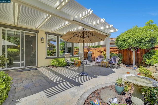 1648 Chianti Ln, Brentwood CA: https://media.crmls.org/mediaz/c3889a7b-b17f-439d-9fbf-ceb7adeea0eb.jpg