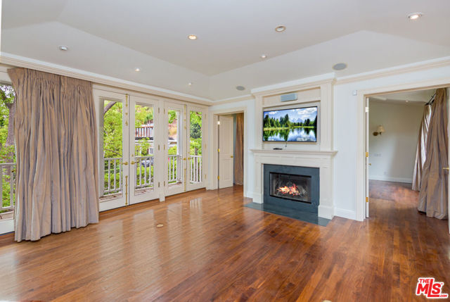 1290 Sunset Plaza Drive, Los Angeles CA: https://media.crmls.org/mediaz/c38b6131-23cc-473e-b5f9-488472a31de1.jpg