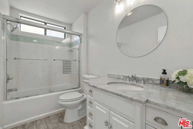 18433 Hatteras Street, 208 photo 6