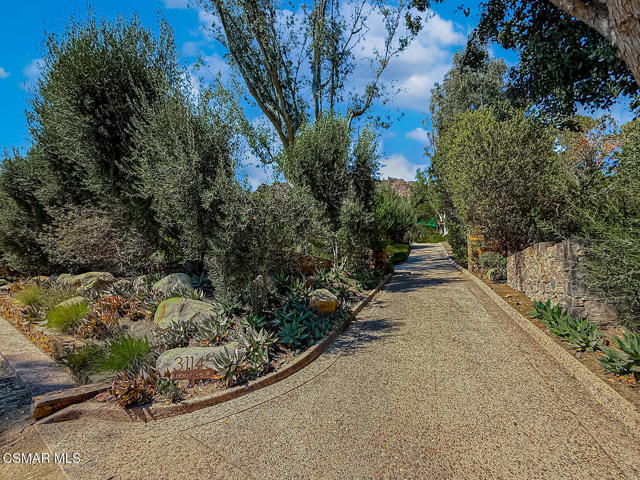 31145 Lobo Vista Road, Agoura Hills CA: https://media.crmls.org/mediaz/c38c40bf-6278-410f-9325-e9da2034c3f4.jpg