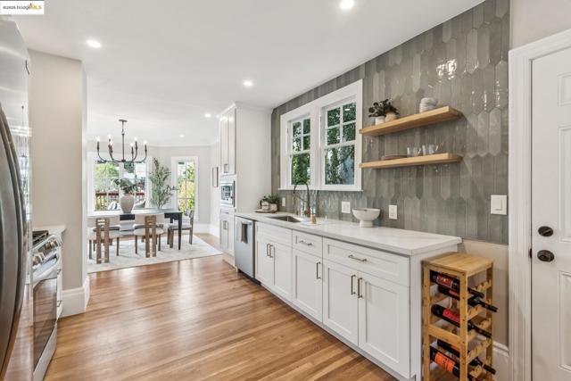 725 Carlston Ave, Oakland CA: https://media.crmls.org/mediaz/c38dd25f-e18f-4121-9e57-27033d6064b9.jpg