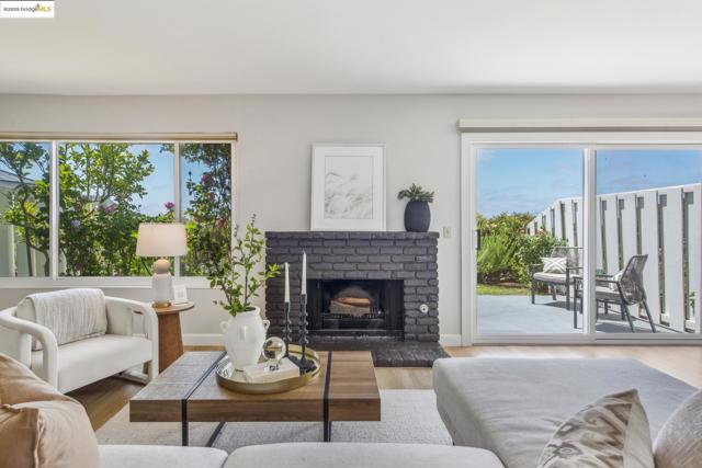 93 Thousand Oaks St, Oakland CA: https://media.crmls.org/mediaz/c38eb5cf-9f58-4dfc-9590-097435ffaa01.jpg