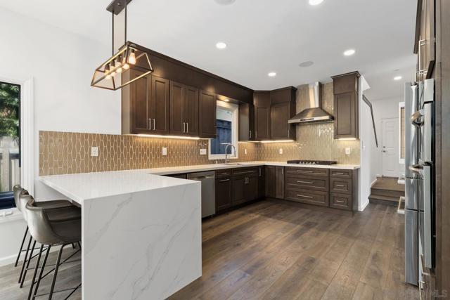 716 Glenview Ln, La Jolla CA: https://media.crmls.org/mediaz/c38f61d4-e3a3-45c5-af9c-6b622c3b5cac.jpg